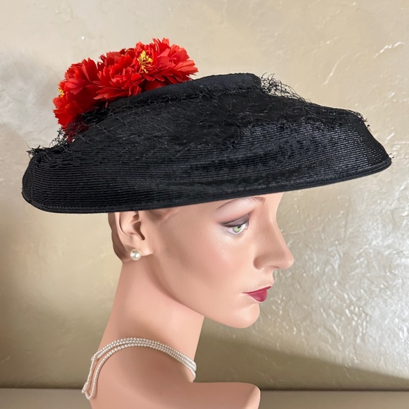 HEAVENLY 1950s\' BLACK STRAW CARTWHEEL HAT + VEILING + RED FABRIC FLOWERS main image 10
